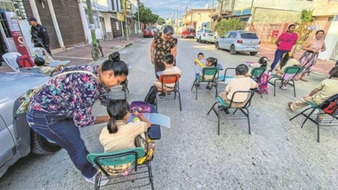 Toman clases en calles de Macuspana; escuela, a punto de colapsar