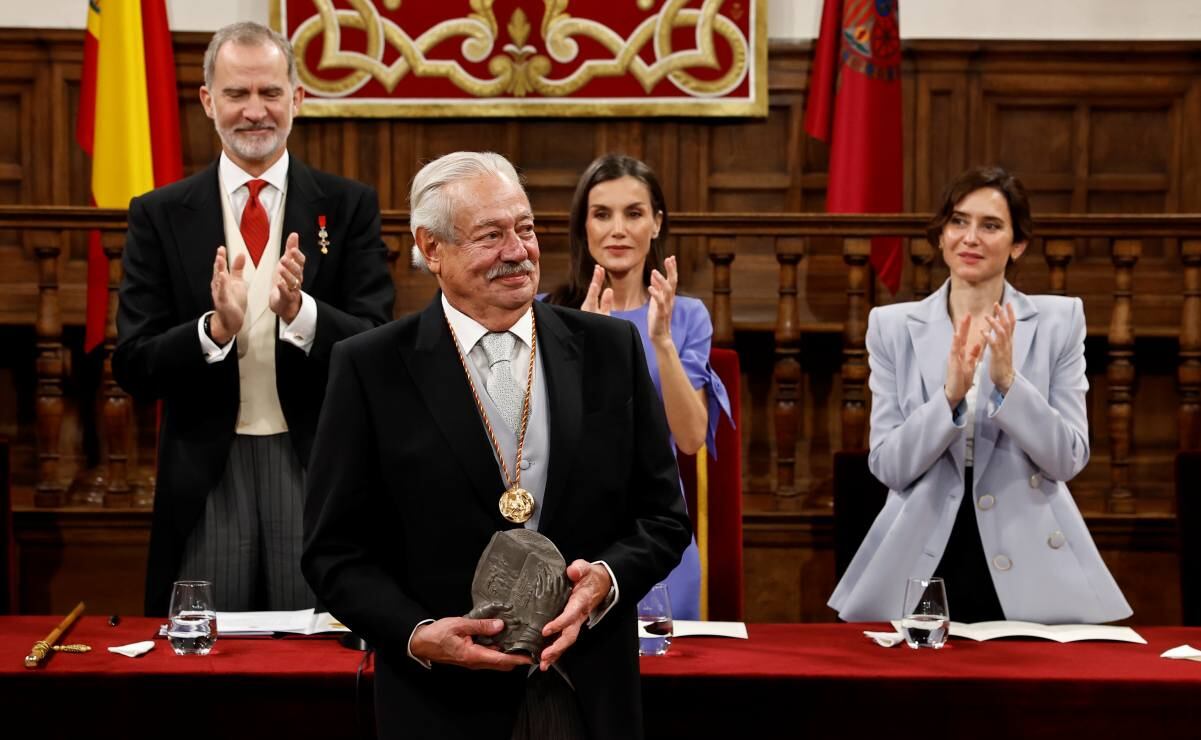 El escritor mexicano Gonzalo Celorio tras recibir el Premio Cervantes 2025, el más importante de las letras hispanas, en un acto presidido por los Reyes, este jueves en el Paraninfo de la madrileña Universidad de Alcalá de Henares. Foto: EFE