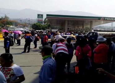 Maestros toman gasolineras y un centro comercial en Chiapas