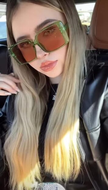 Amely, hermana de Nodal, luce cabellera rubia y extra larga
