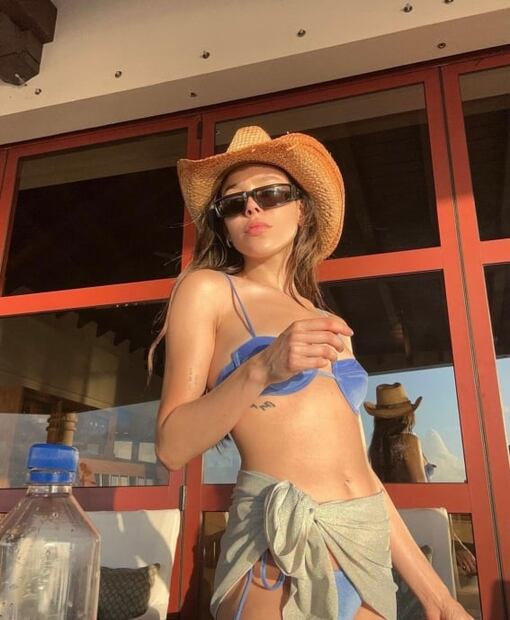 Danna Paola adelanta la tendencia más glam en trajes de baño