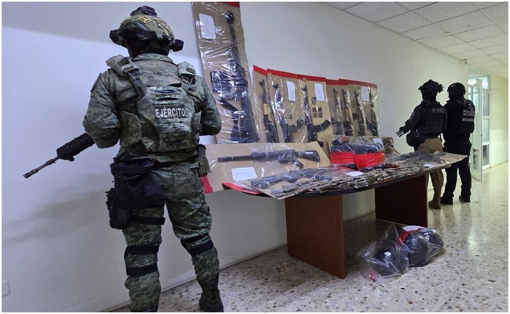 A los 7 detenidos en Ojinaga, Chihuahua se les aseguraron 15 armas largas, 80 cargadores, 2 chalecos, 6 cascos balísticos y 1500 cartuchos. Foto: Especial