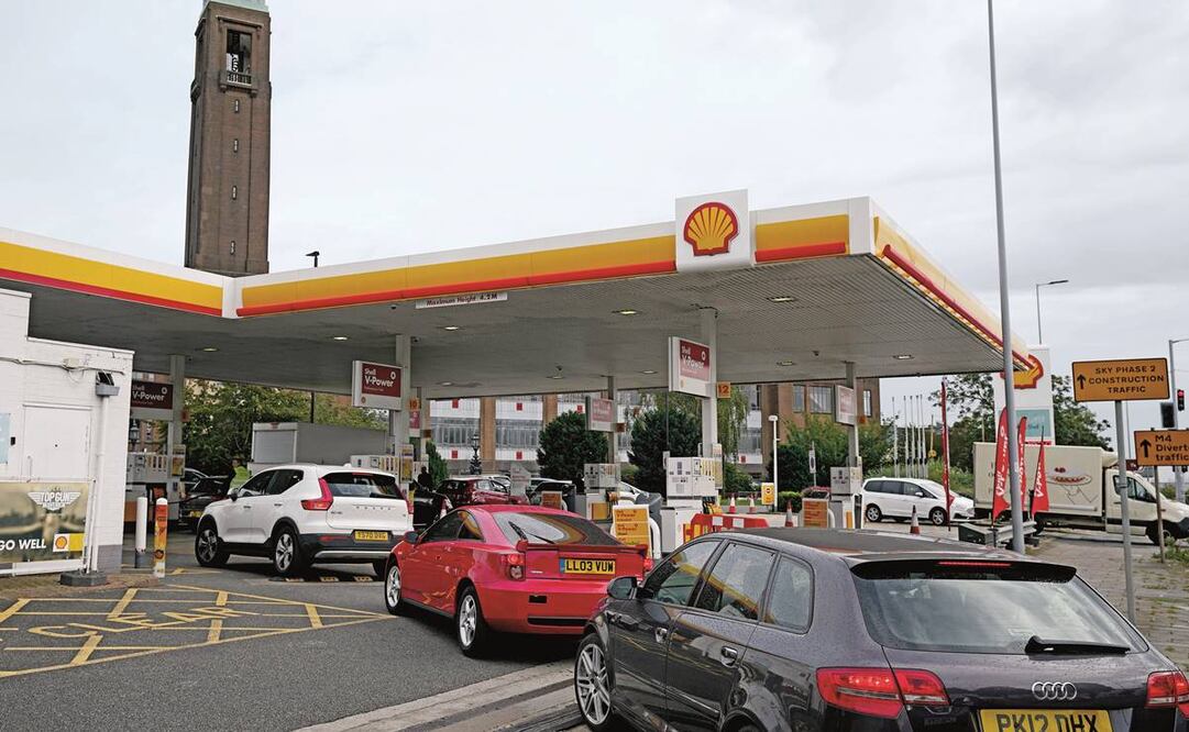 El desabasto se notó con especial fuerza en últimos días en las gasoli- neras británicas, que no reciben combustible por falta de camioneros. Foto: Frank Augstein AP.