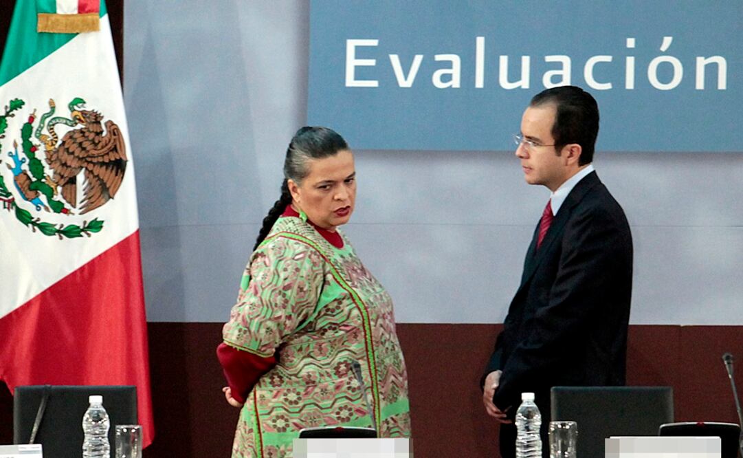 Beatriz Paredes (PRI) y César Nava (PAN) en foto de archivo de 2010. /Archivo - EL UNIVERSAL