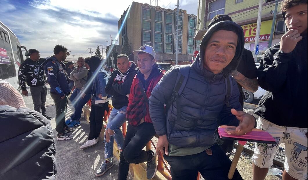 Migrantes en Ciudad Juárez esperan poder cruzar a Estados Unidos por la madrugada. Foto: Paola Gamboa/EL UNIVERSAL