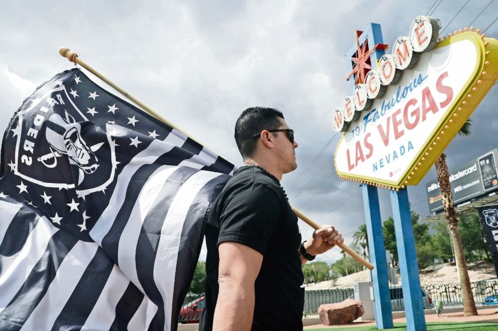 Simpatizantes de Raiders exigen que el equipo se quede en Oakland. (ERIC RISBERG. AP)