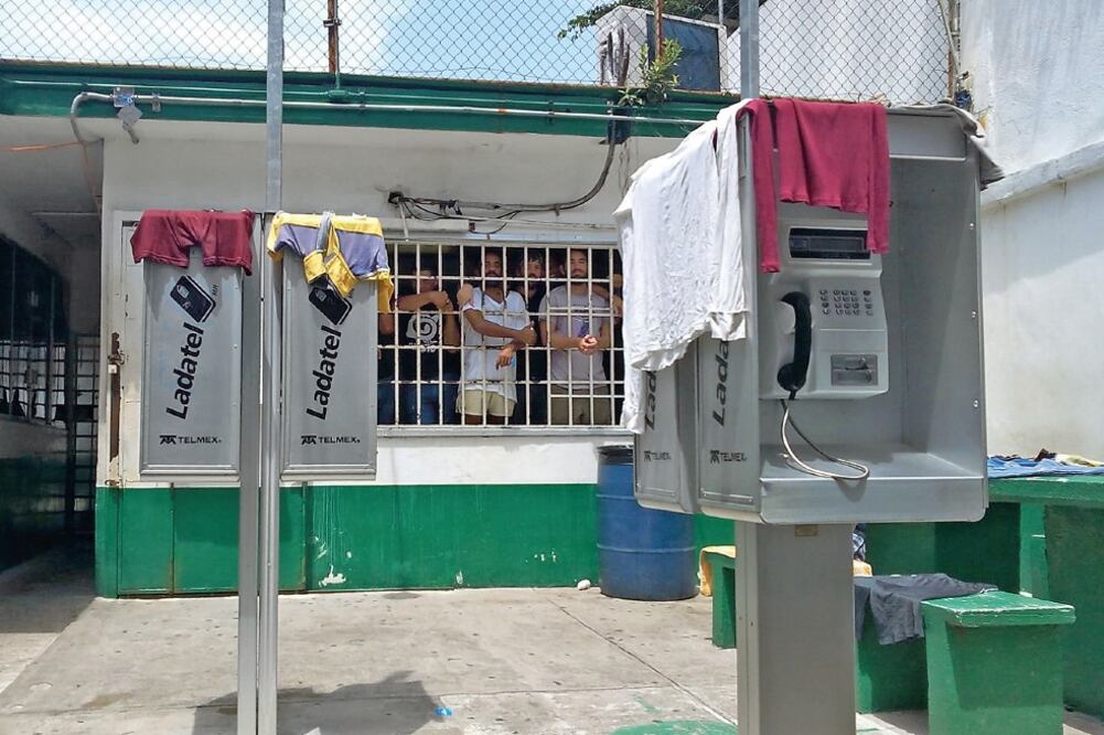Imagen publicada en internet, en la que aparecen presuntos ciudadanos de Cuba detenidos en una estación del INM en Villahermosa, donde aseguraron que también había indocumentados hondureños, guatemaltecos y salvadoreños (ESPECIAL)