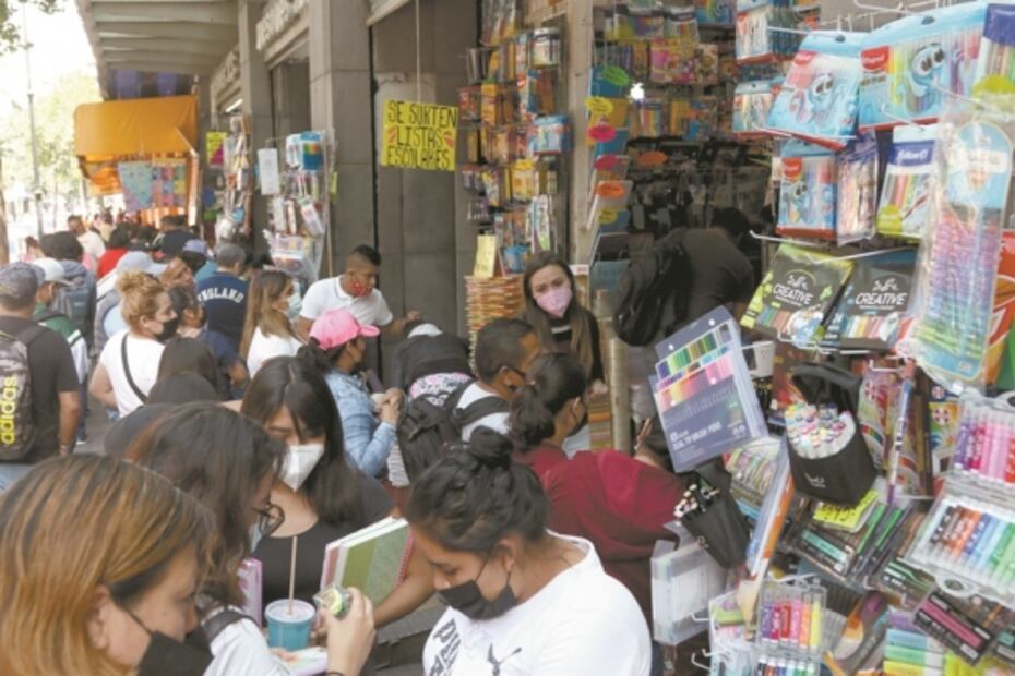 En medio de la tercera ola, padres abarrotan plaza para comprar útiles escolares