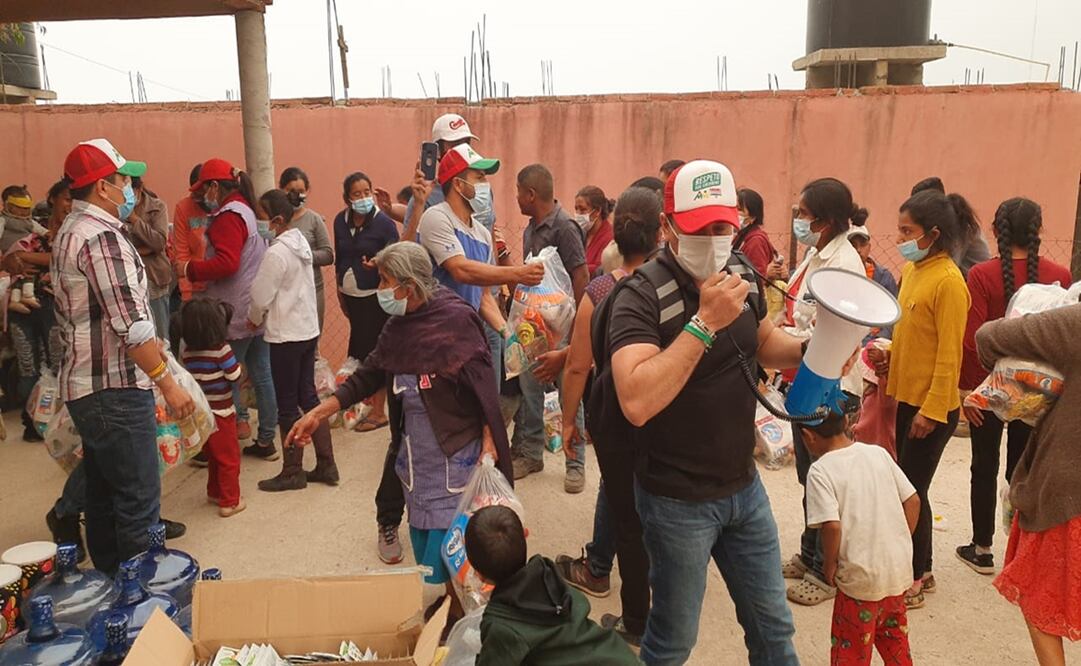 Desde el martes pasado, pobladores de Llanos de Tepoxtepec, El Calvario y Tejocote combaten sin ayuda oficial un incendio que ya devastó más de mil hectáreas. Fotos: Especiales