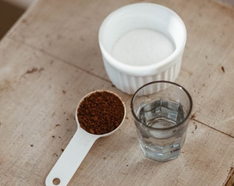 Cómo hacer tu propio tinte anticanas con café
