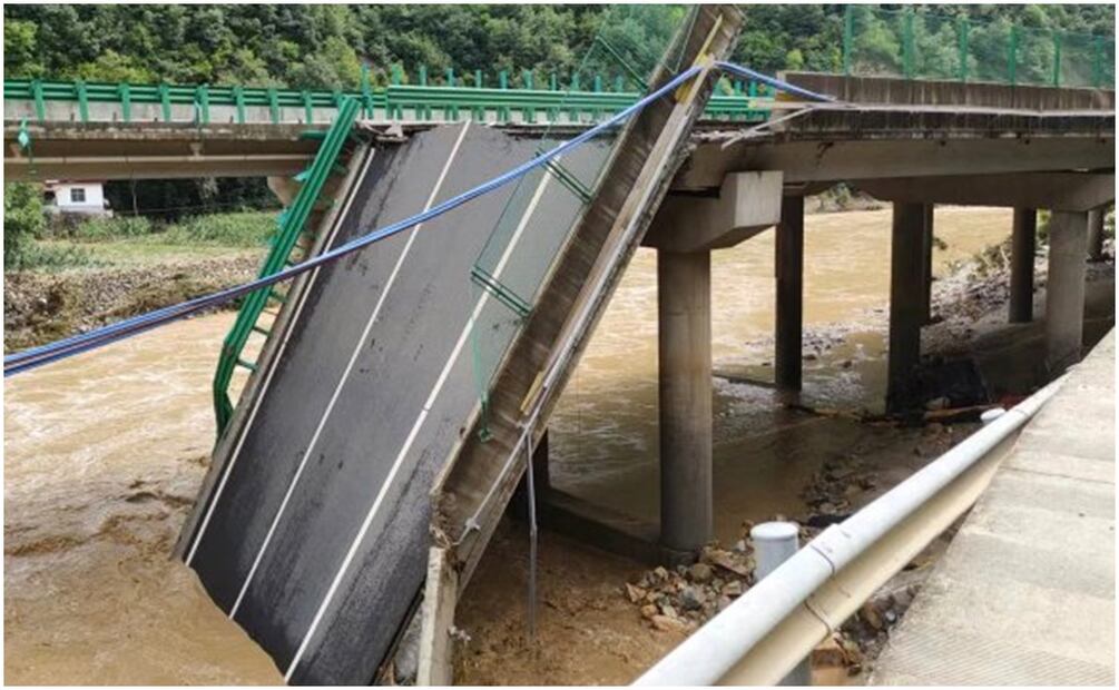 Colapso de puente en China provocado por las fuertes lluvias. Foto: X (@chtvhn)
