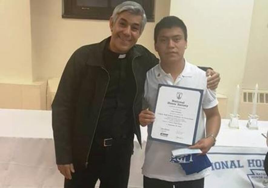 El pastor de EU que ayuda a 50 menores migrantes