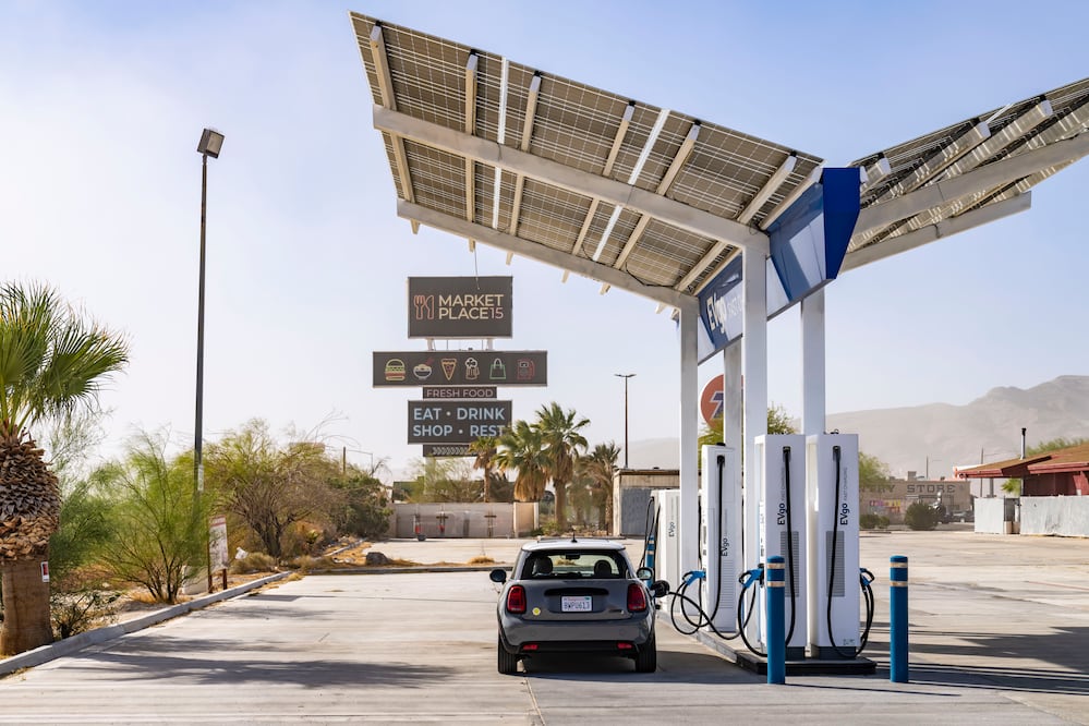 Esta función permite planificar mejor la ruta para aquellos autos que necesiten recargar baterías.