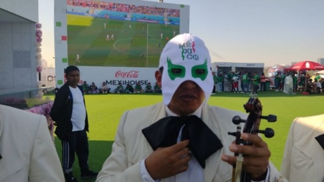 Mexicanos se llevan toalla de Alfredo Adame a Qatar por si se arma la campal