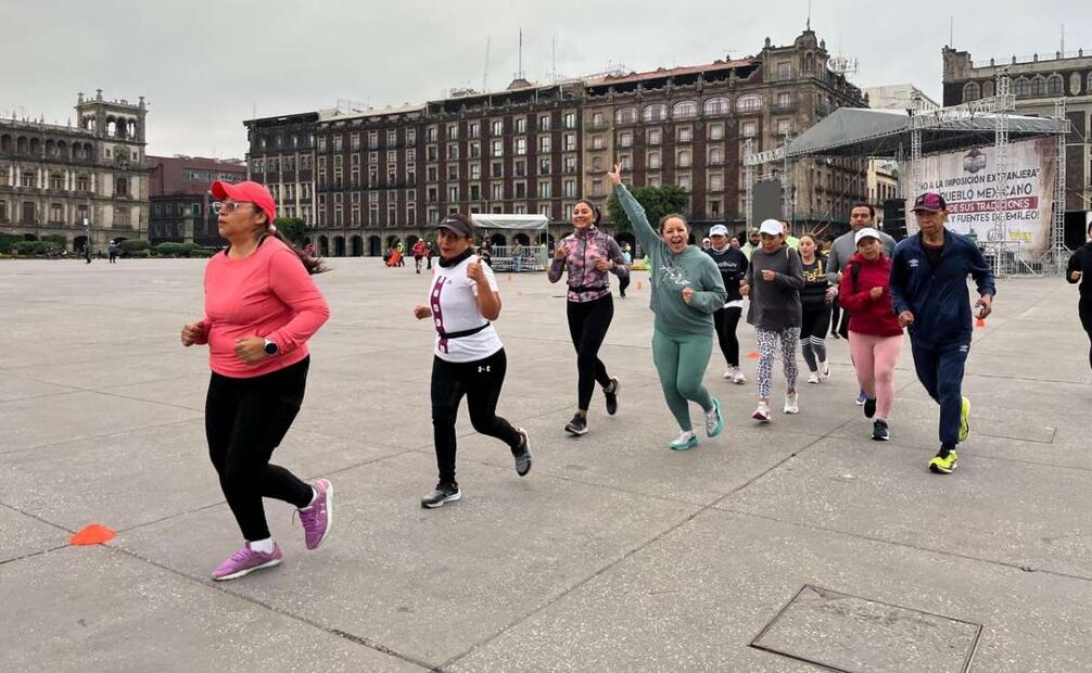 Personas ya disfrutan de la pista en el Zócalo (26/06/2025). Foto: Especial