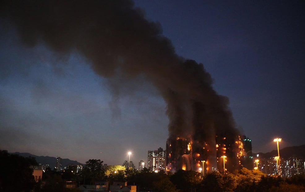 Un incendio se extendió por un complejo de rascacielos residenciales en Hong Kong, donde al menos murieron 36 personas, dijeron los servicios de bomberos de la ciudad, el 26 de noviembre de 2025. Foto: AFP