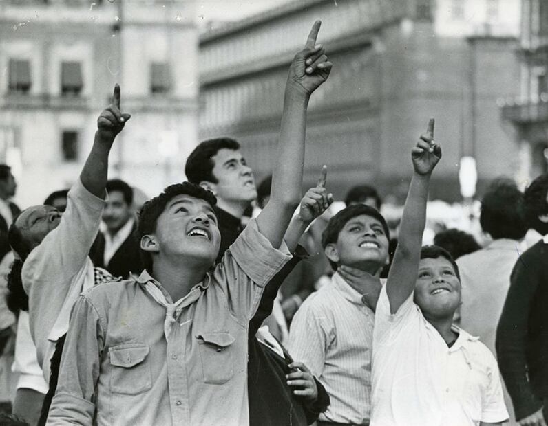 Testigos presencian un posible OVNI en el zócalo, la multitud no despegaba la vista del cielo asombrada por el espectáculo que ofrecía aquel objeto. Foto: Manuel Rojas/ Archivo EL UNIVERSAL.