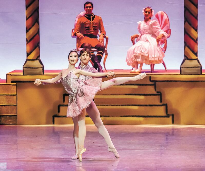 Los primeros bailarines de la compañía disfrutan trabajar con niños. JOSÉ JORGE CARREÓN