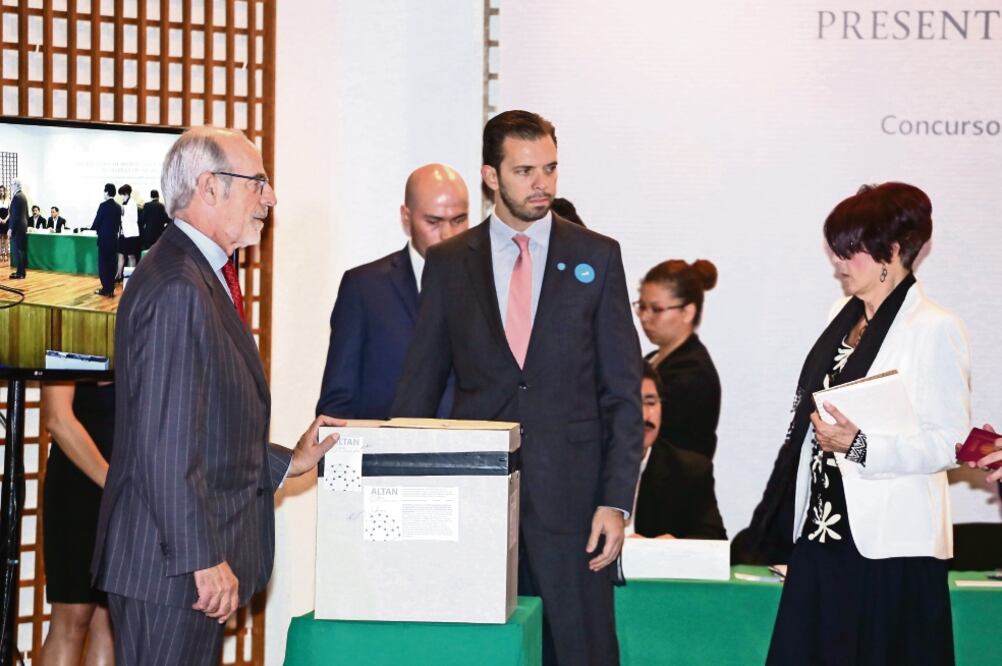 La caja con la propuesta económica fue cerrada con cinta adhesiva, mientras que la caja con la oferta técnica fue abierta frente a los representantes de Transparencia Mexicana, del Órgano Interno de Control y de los fedatarios (BERENICE FREGOSO)