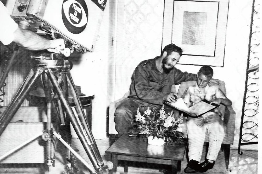 El comandante cubano con su hijo Fidelito , en la grabación de un programa de TV que sería transmitido en EU, en esta foto del 2 de junio de 1959. (FOTO: ARCHIVO EL UNIVERSAL)
