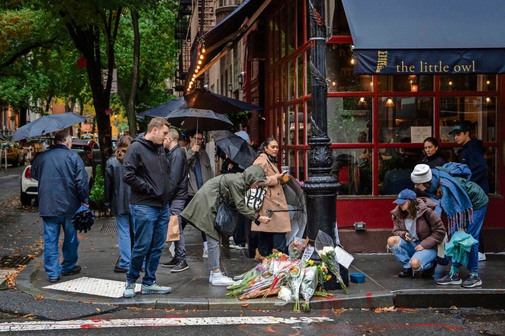 Frente al edificio recordaron las escenas más icónicas de Matthew Perry. Foto: AFP y AP
