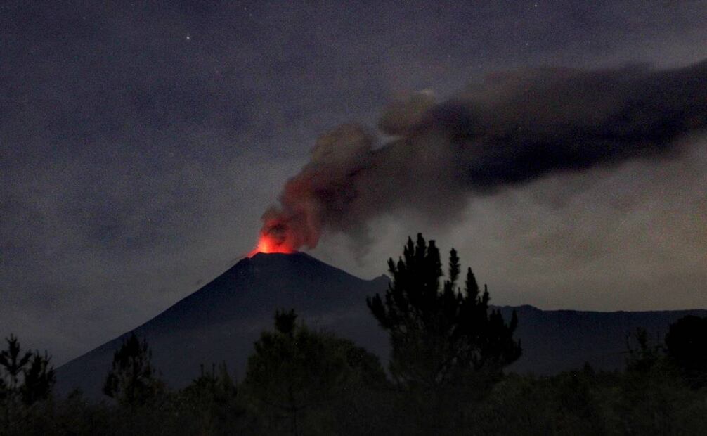 El Popocatépetl emitió material incandescente y ceniza la noche del 20 de Mayo del presente año alertando a la población. Foto: Omar Contreras/EL UNIVERSAL