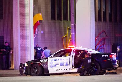 EU: Al menos 4 agentes muertos en marcha contra violencia policial