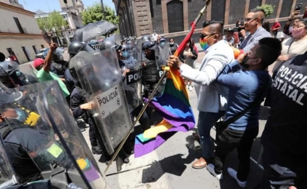 Policías agreden a periodista de EL UNIVERSAL durante marcha de comunidad gay en Toluca