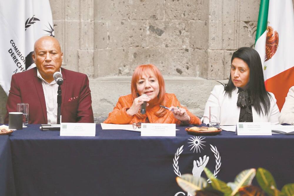 Tras 70 días fungiendo como presidenta de la Comisión Nacional de los Derechos Humanos, Rosario Piedra Ibarra (centro) es señalada por diversos senadores por su actitud poco propositiva y “ausente” en temas del organismo. Foto: ARCHIVO EL UNIVERSAL