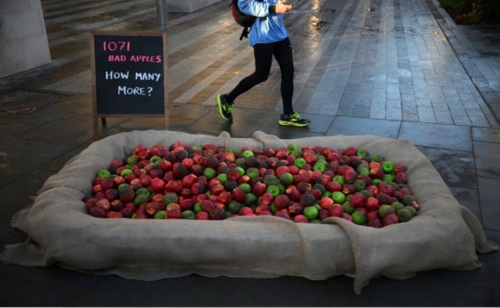 Con manzanas podridas protestan frente a Scotland Yard por violencia de género entre sus agentes