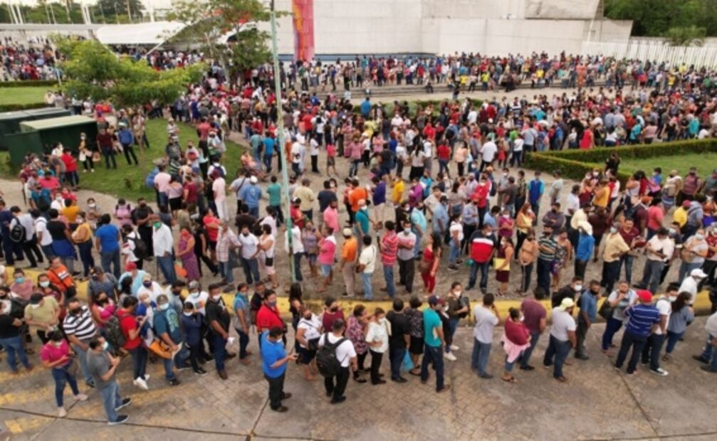 Rezagados abarrotan centros de vacunación Covid en Tabasco