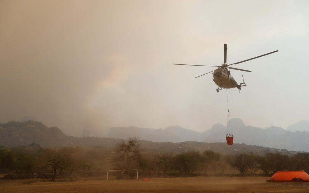 Imagen del incendio forestal en Tepoztlán que incrementó su intensidad el día de ayer debido a los fuertes vientos, lo que provoca que la columna de humo se extienda hasta la zona metropolitana de Cuernavaca, el viernes 11 de abril de 2025. Foto: cortesía CEPCEM