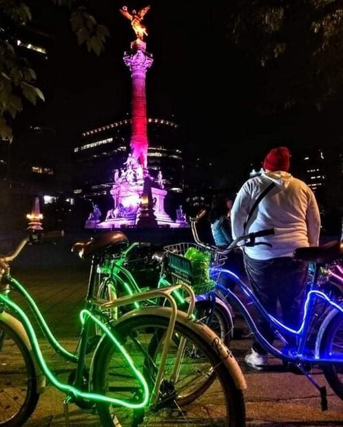 Rodada nocturna de Baby Yoda en CDMX, a bordo de bicis con luces led