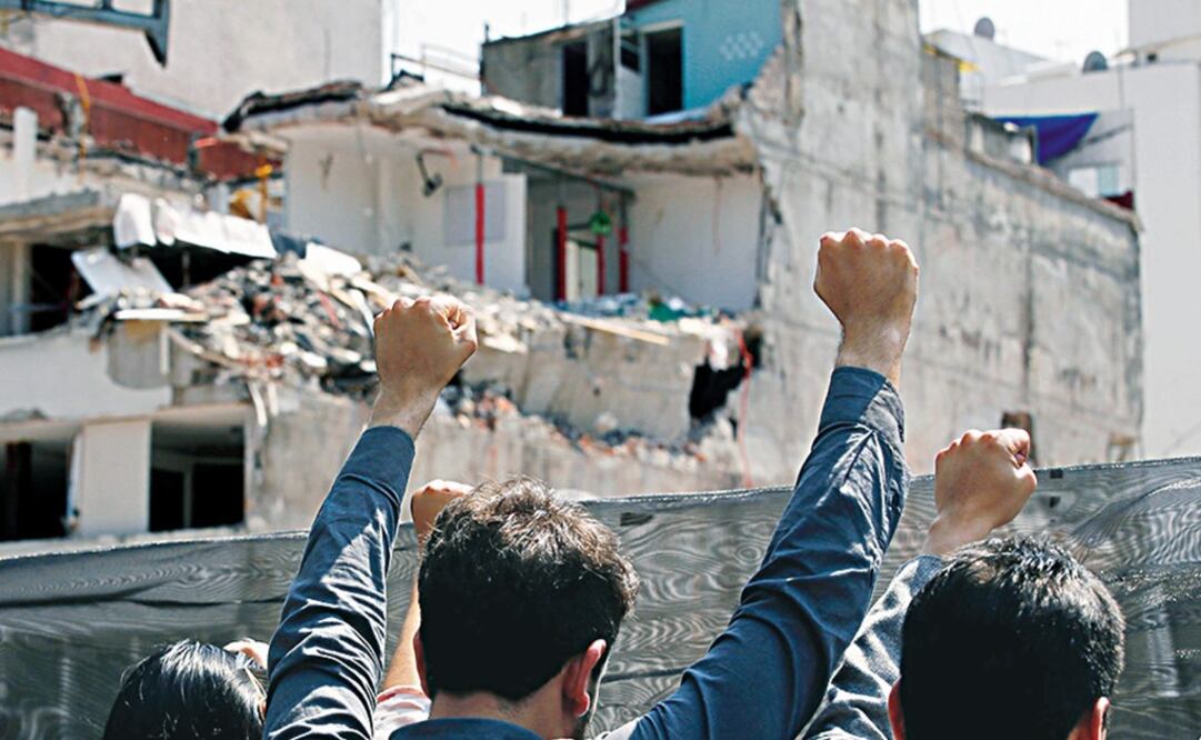 People raise hands outside a collapsed building during a homage in memory of the victims who died in the earthquake on September 19 at Álvaro Obregón Avenue in the Condesa neighborhood in Mexico City - Photo: Henry Romero/REUTERS