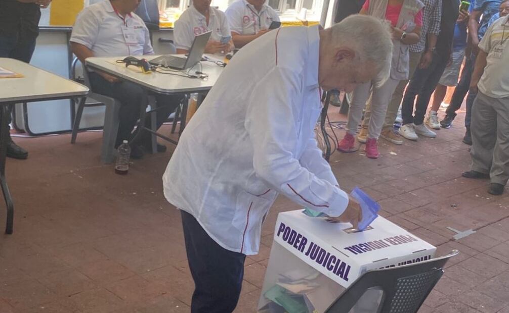 El expresidente, Andrés Manuel López Obrador reapareció en Chiapas para emitir su voto en la elección judicial. Foto: Especial