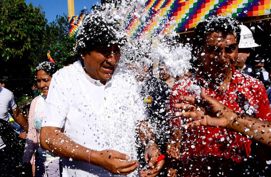 El expresidente boliviano Evo Morales es recibido por la gente en el barrio Villa 14, previo a que anulara su voto, en Cochabamba. FOTO: FERNANDO  CARTAGENA. AFP