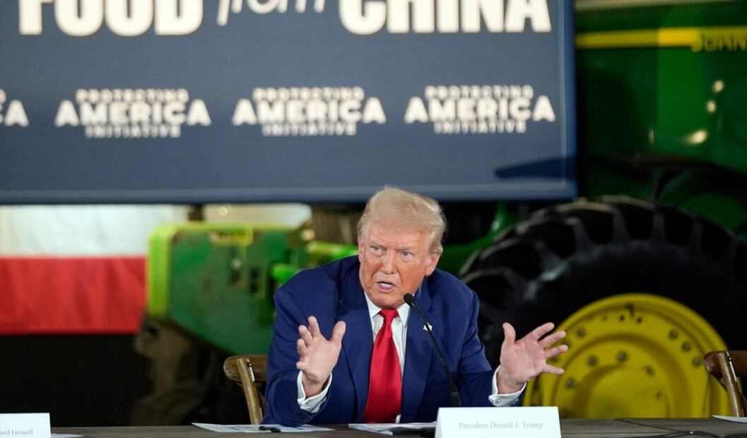 El excandidato presidencial republicano Donald Trump habla en un acto de campaña en una granja, el lunes 23 de septiembre de 2024, en Smithton, Pensilvania. Foto: AP