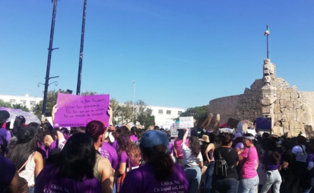 Mujeres marchan por el 8M en los estados
