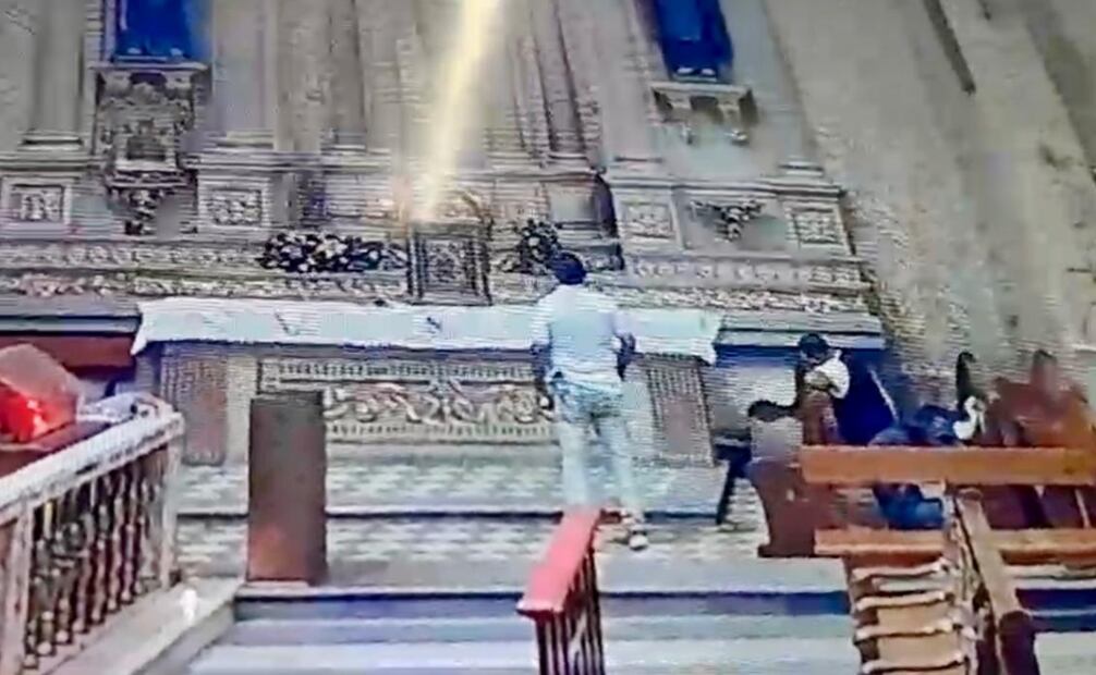 Asaltante se hace pasar por ayudante de sacerdote en iglesia. Fotos: Captura de pantalla