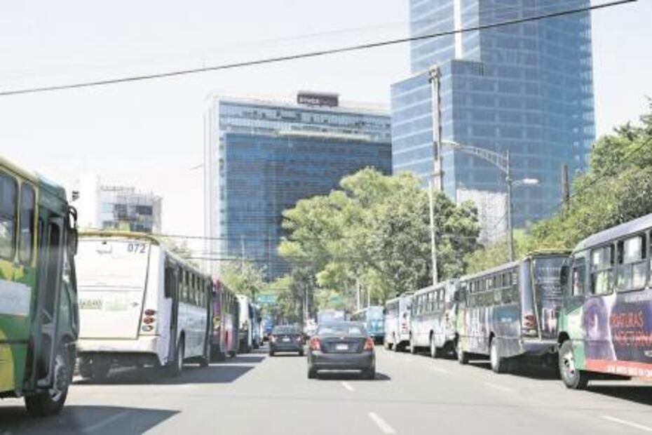 Vecinos sufren por paradero en Revolución