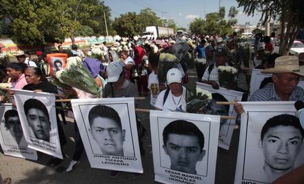 AMLO se reúne con padres de los 43 normalistas de Ayotzinapa