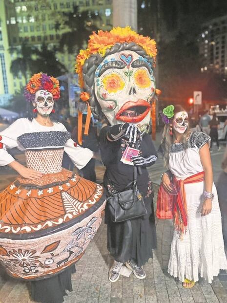 Tras pausa de un año, vivos y muertos conviven en EU al estilo mexicano