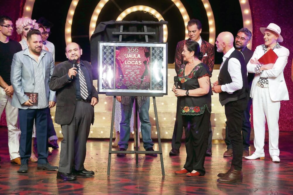 Édgar Vivar y Aragón develaron la placa al final de la presentación (LUIS CORTÉS. EL UNIVERSAL)