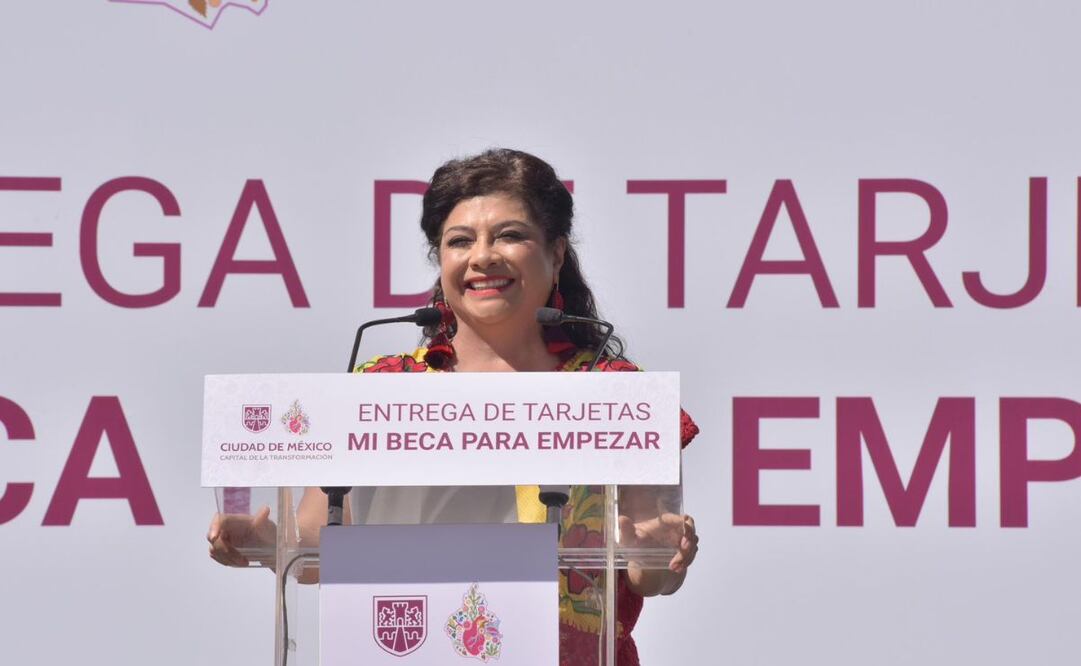 Clara Brugada encabezó la entrega de 10 mil tarjetas del programa “Mi Beca para Empezar”. Foto: Especial