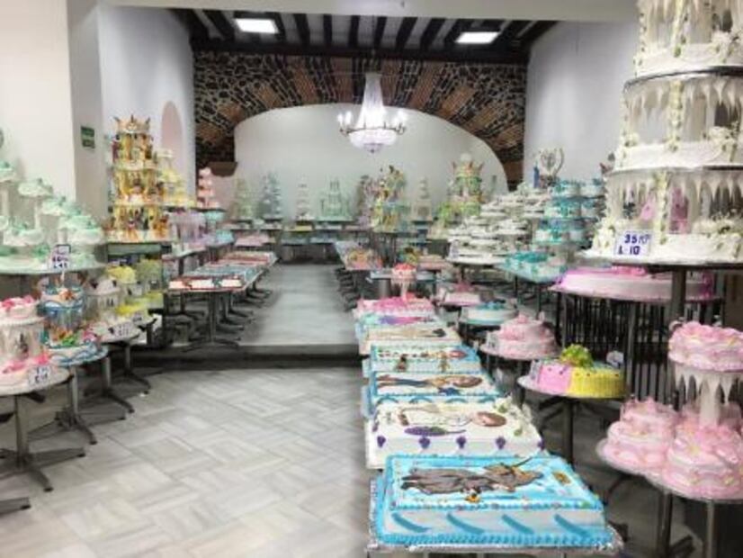 Redondos, cuadrados, rectangulares, de corazón, en el piso de arriba de la panadería encontrará gran oferta de diseños, adornos, colores y tamaños, adornados con flores, animales o personajes del agrado del festejado.