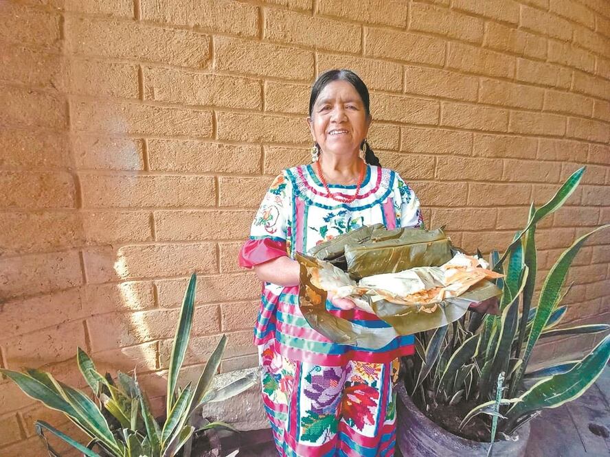 Emma Méndez, cocinera mazateca de 64 años, vende sus tradicionales tamales de tesmole desde 15 pesos y hasta 25 pesos; no obstante, también prepara de mole rojo y de frijol, todo depende de cuáles sean los que piden sus clientes. Fotografía: CORTESÍA JESÚ
