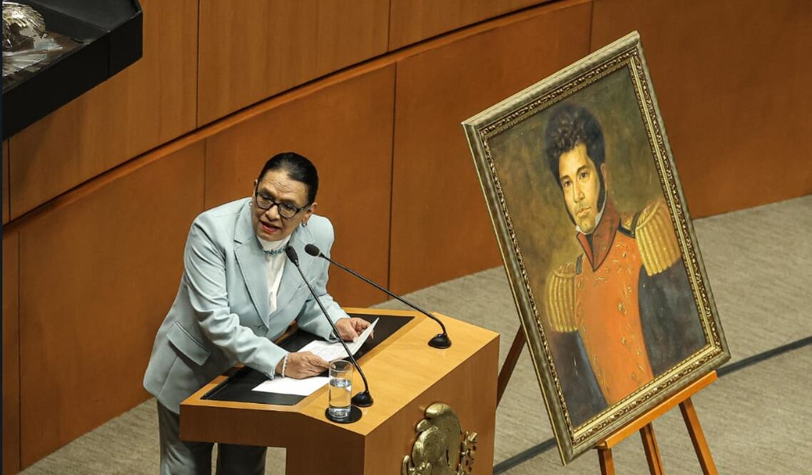 Develan la leyenda "Vicente Guerrero, afromexicano, Consumador de la Independencia" en el Muro de Honor del Senado. Foto: Gabriel Pano/EL UNIVERSAL