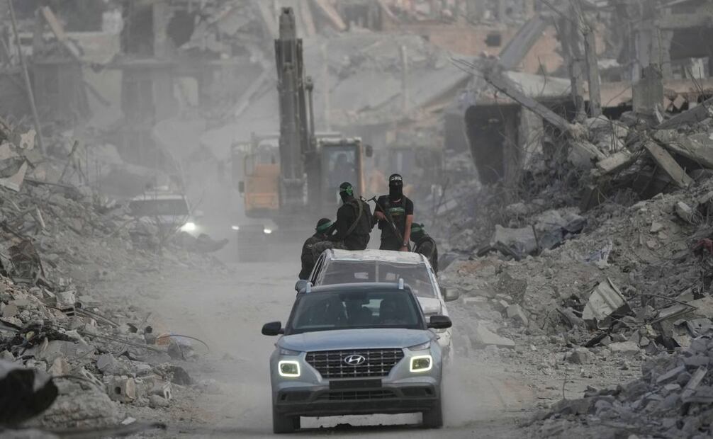 Militantes de Hamás y trabajadores egipcios buscan los cuerpos de rehenes israelíes en el barrio de Shijaiyah, en la ciudad de Gaza, el miércoles 5 de noviembre de 2025. Foto: AP