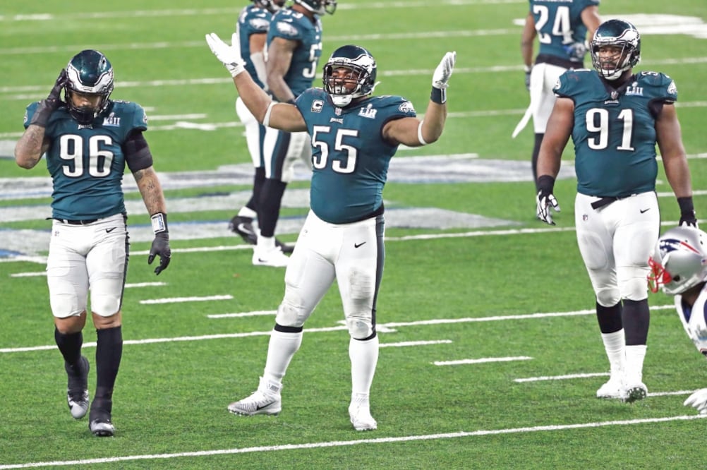 El defensivo (55) provocó la pérdida de balón de Tom Brady. (STREETER LECKA. AFP)