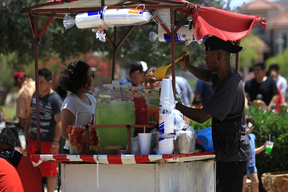 Los pequeños negocios en los mercados de Juárez han permitido que la comunidad cubana genere un ingreso al realizar distintas tareas. Foto: CHRISTIAN TORRES. EL UNIVERSAL